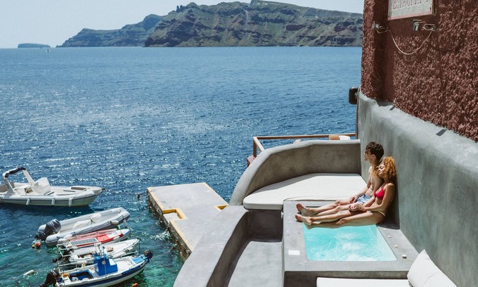 Amoudi Bay Maison | Nicoletta Ammoudi Suite A