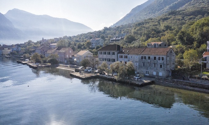 Prcanj Appartement | Front de mer, appartement en pierre avec vue sur la montagne.