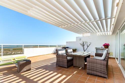 Fuseta Appartement | Seagull House - Ocean View Retreat with Pool