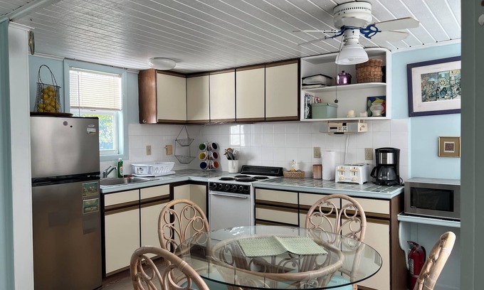 Frigate Bay Copropriété | Sealofts #18: Cozy 2-bed loft-style condo on the water with WiFi, pool and AC