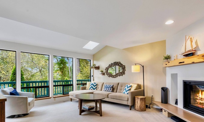The Bowl of Edmonds Maison | Seaport Vista-Ocean view home
