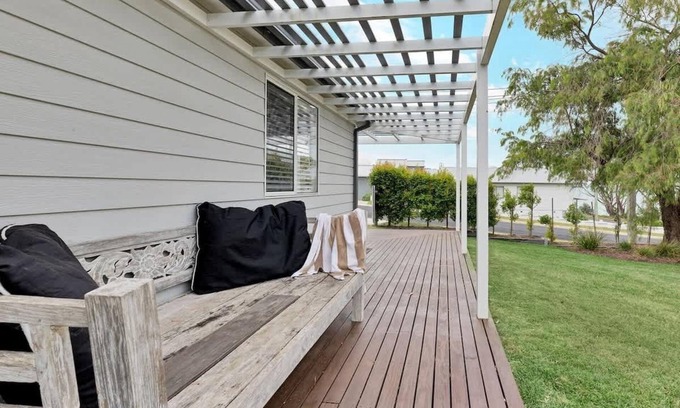 Hyams Beach Cottage | Seascape: Bright self contained studio across from Hyams Beach