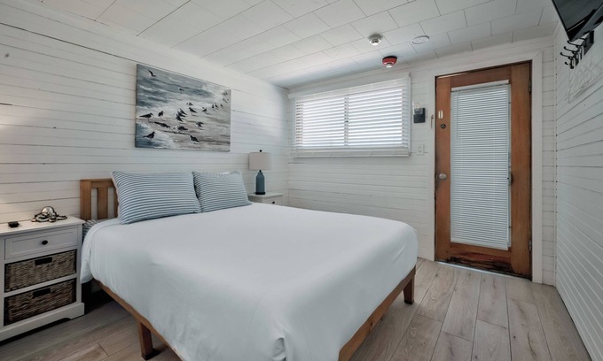 Ocean Bay Park Hôtel | Seashore Condo Hotel #19, Cozy Fire Island Escape, Near Ferry - With Bay Views and Steps from the Beach.
