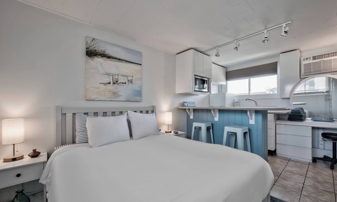 Ocean Bay Park Hôtel | Seashore Condo Hotel #20, Cozy Fire Island Escape, Near Ferry - With Bay Views and Steps from the Beach.