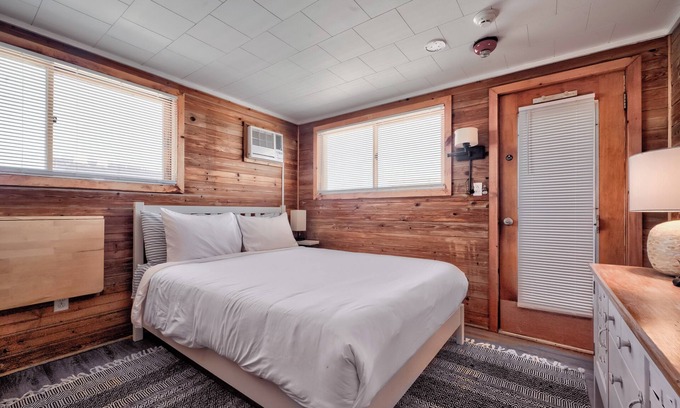 Fire Island Hôtel | Seashore Condo Hotel #24, Cozy Fire Island Escape, Near Ferry - With Bay Views and Steps from the Beach.
