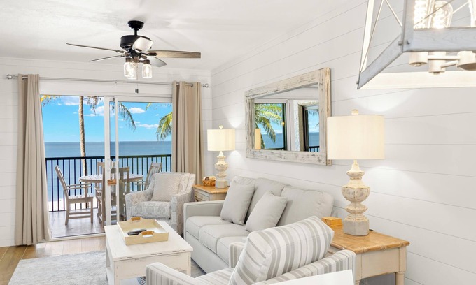 Mid Island Copropriété | Seaside 206 | Gulf-Front Condo w/ Views & Beach Access