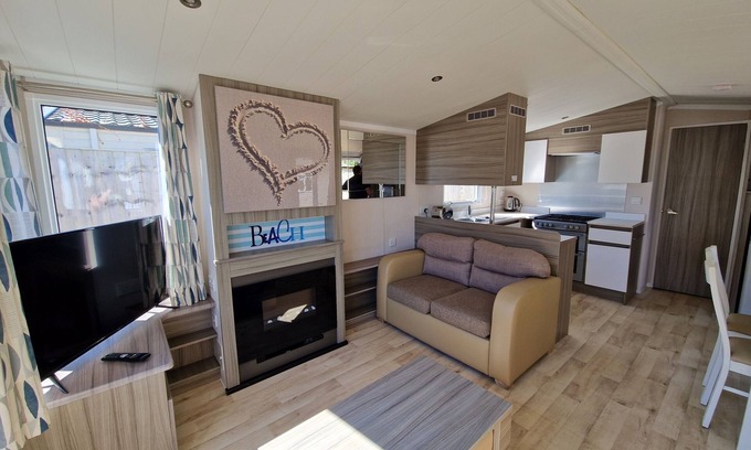 Hamworthy Chalet De Ski | Seaside 8-Person Caravan at Rockley Park