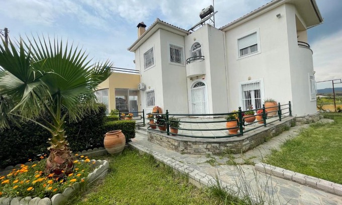 Nea Anchialos Appartement | Seaside apartment with private garden