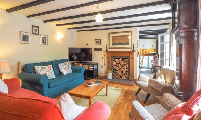Llangranog Maison | Seaside Bliss in Llangrannog: Charming Cottage, 10 Mins from Beach, Sleeps 8, Dog-Friendly