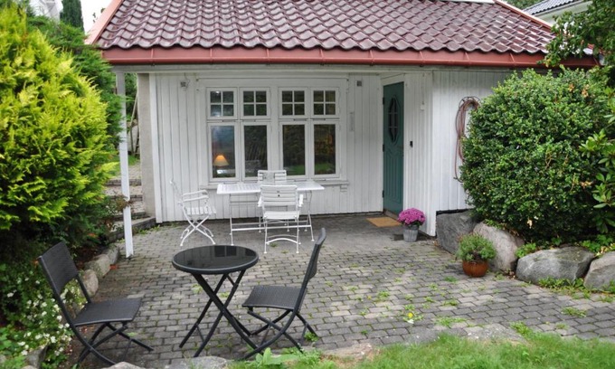 Tonsberg Appartement | Seaside Comfort with Terrace - Business and Leisure Friendly