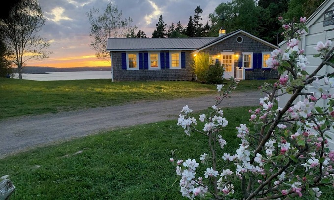 Campobello Island Cottage | Cottage bord de mer avec une vue exceptionnelle: belle nouvelle chambre des maîtres et un porche