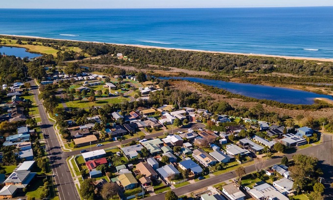 Lakes Entrance Maison | Seaside Escape - Morning swims & salt-kissed air, part of your daily routine