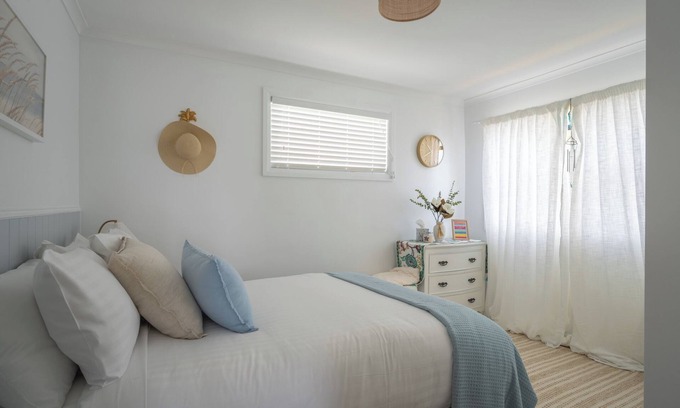 Heybridge Appartement | Seaside Escape with Stunning Views