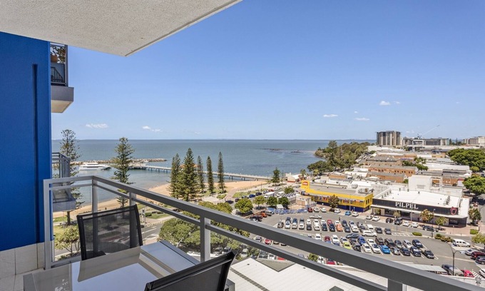 Redcliffe Appartement | Seaside Escape with Pool, Balcony and Views