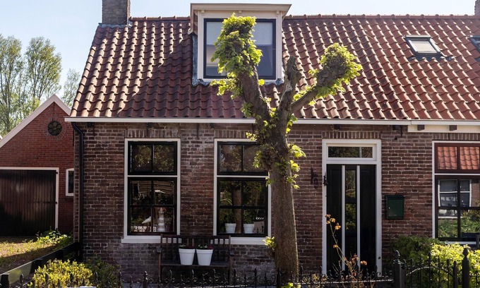 Paesens-Moddergat Maison | Jolies maisonnettes typiques des Wadden, situées côte à côte, à proximité de la mer des Wadden.