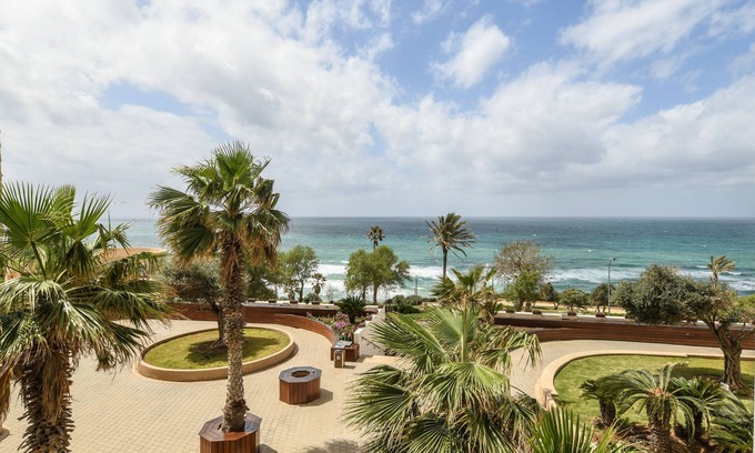 Netanya Appartement | Seaside Escape with Private Patio by Sea N Rent