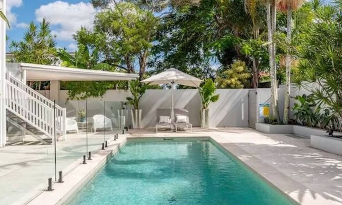 Mermaid Waters Maison | Seaside Luxury in ‘The Pocket’ 750m to Nobby Beach.