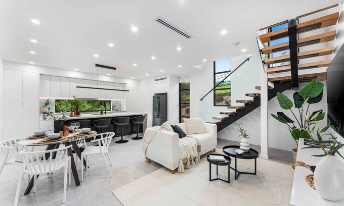 Noraville Maison | Seaside Manor - Walking distance to Beach