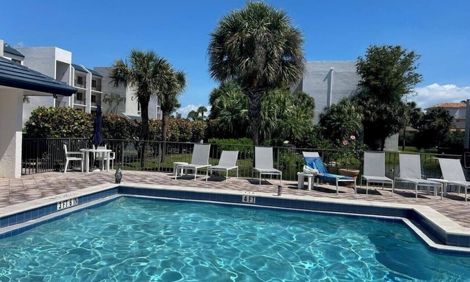 Bella Vista Copropriété | Seaside Modern Elegance and 3 minute Walk to the Beach
