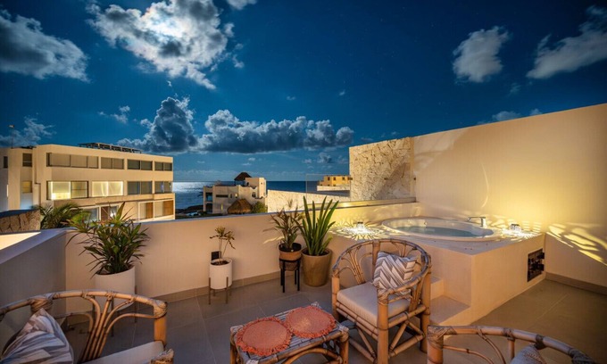Akumal Copropriété | Seaside Penthouse! Rooftop Jacuzzi & Ocean Views!