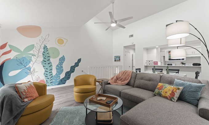 Jacksonville Beach Maison | Beach Escape – 2.5 Blocks to Ocean, Fenced Yard, Split Plan & Outdoor Living!