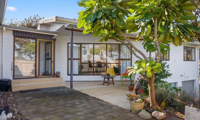Te Horo Beach Maison | Seaside Sensation - Te Horo Beach Holiday Home
