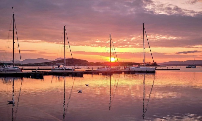 Oban Hôtel | Seaside Serenity | 2 Rooms with Stunning Views & Breakfast l Near McCaig's Tower