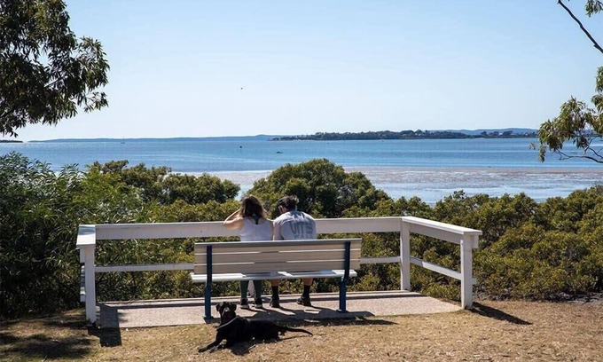 Wynnum Appartement | Seaside Serenity at Plumeria Place