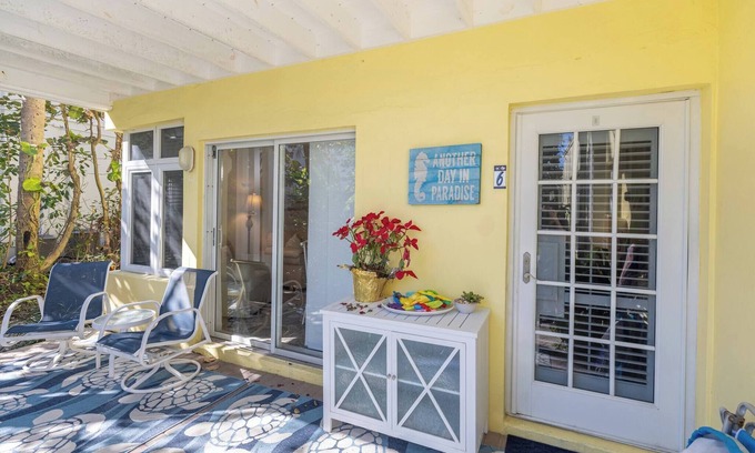 Jog Road Copropriété | Seaside Serenity: Chic 1-Bed/2-Bath on A1A