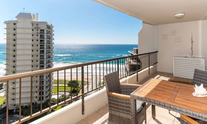 Main Beach Appartement | Seaside Serenity Ocean Views & Pool