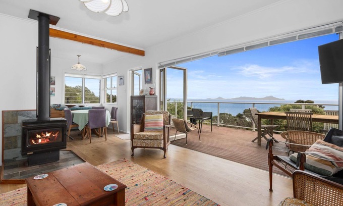 Langs Beach Maison | Seaside Serenity - Well-appointed and comfortable home with stunning views over Bream Bay
