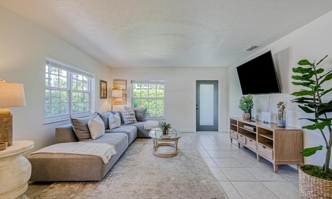 Juno Beach Maison | Seaside Splendor
