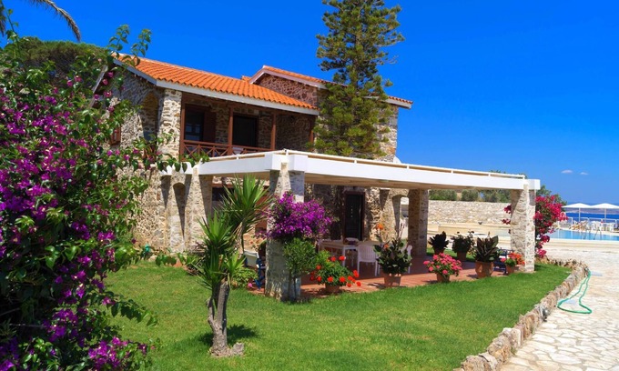 Kato Sounion Villa | Villa de bord de mer avec piscine privée et vue imprenable sur la mer Égée