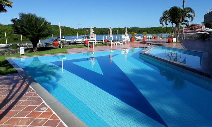 Porto Seguro Maison | Excellente et charmante maison, bordant la rivière Buranhém, espaces pour bateaux et jet boat,