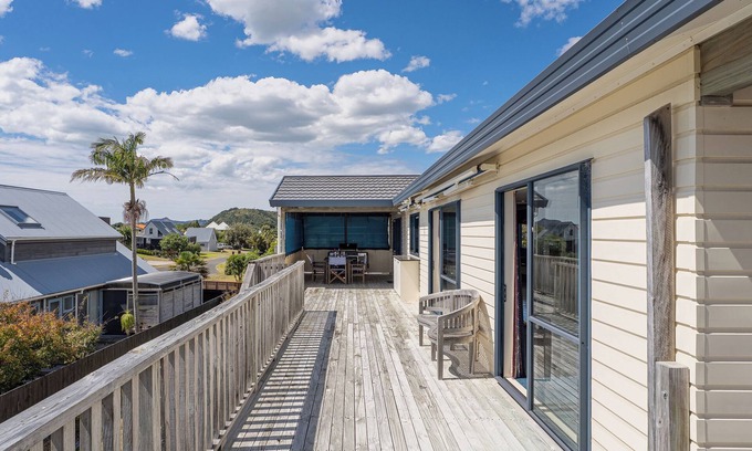 Matarangi Maison | Seaspray Retreat - Matarangi Holiday Home