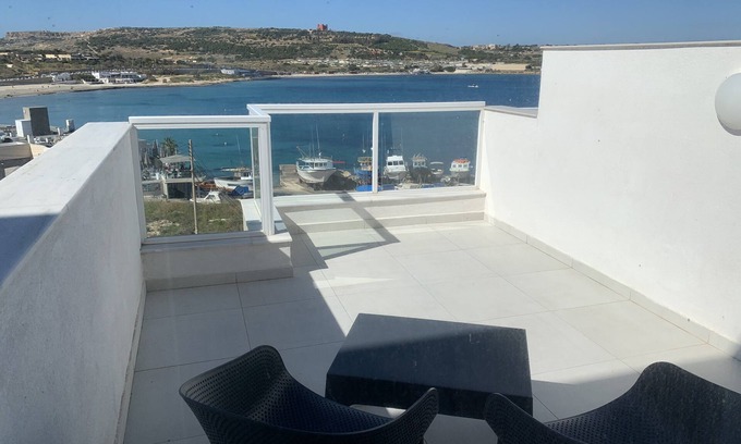 Għadira Appartement | Moderne NOUVEAU 2 chambres avec vue sur mer imprenable sur la baie de Mellieha à 50 mètres de la plage