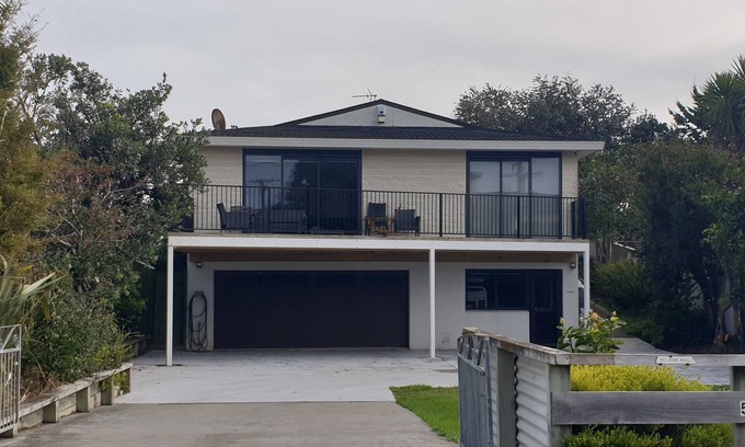 Paraparaumu Beach Maison | Vue sur la mer depuis le pont