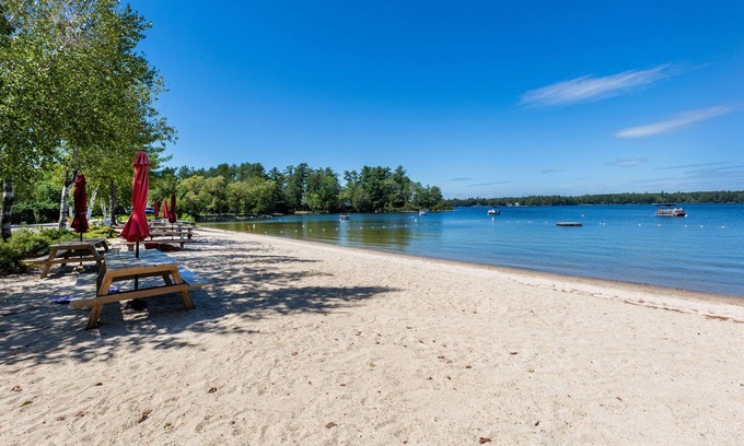 Raymond Maison | NOUVELLE CONSTRUCTION - MAISON DE CAMPAGNE MODERNE sur le lac Sebago avec une grande plage de sable sur la baie Jordan