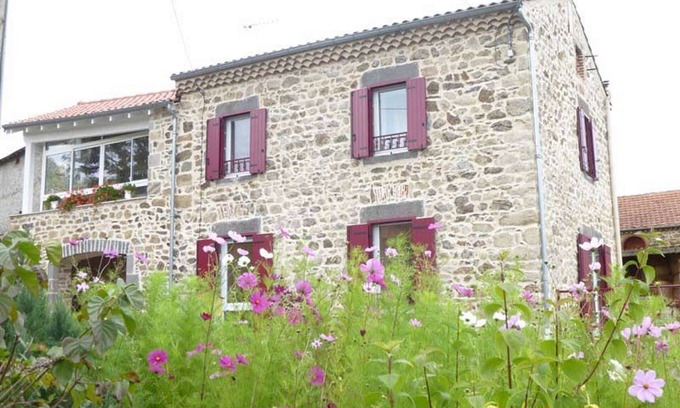 Saint-Just-pres-Brioude Cottage | Charmant gîte rénové, 3 chambres, cheminée, terrasse et jardin, proche Brioude et sites touristiques.