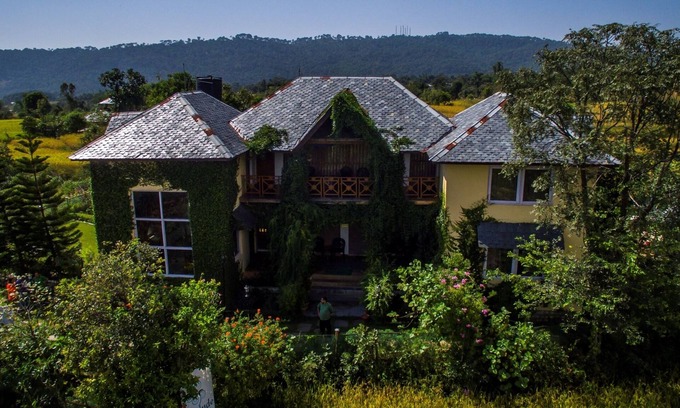 Chachian Maison | Seclude Palampur - Chambre des maîtres avec lit rond