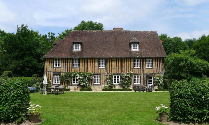 Les Jonquerets-de-Livet Maison | Fine 15e cent. Manoir avec une grande piscine dans un cadre paysager