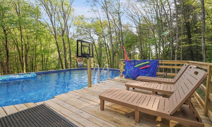 Effort Maison | Secluded 4 BR-Heated Pool/Hot Tub/Game Room/Fishing Pond/Huge Deck/Fire Pit!