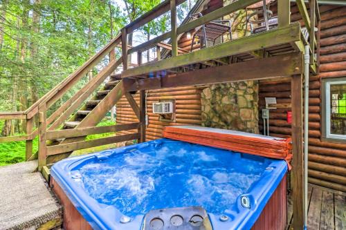 Kunkletown Maison | Secluded and Quiet Pocono Mountain Cabin with Hot Tub!