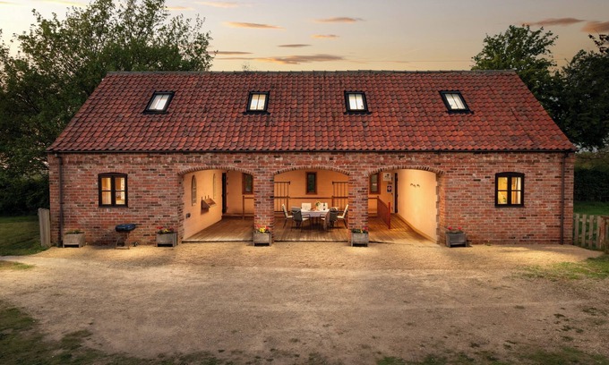 Leadenham Maison | Secluded barn sleeps up to seven in rural Lincolnshire. Private parking.