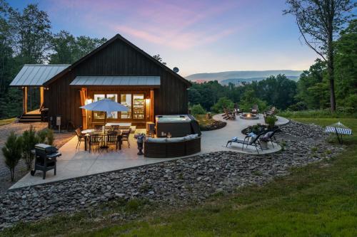 Ellicottville Chalet De Ski | Secluded Beauty with Hot Tub & Views