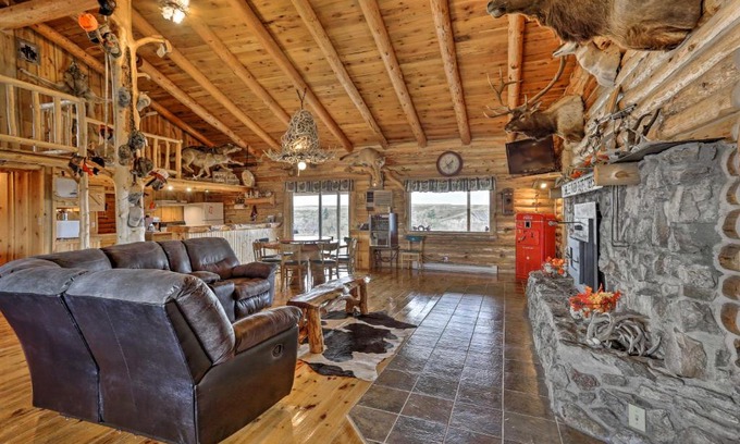 Belle Fourche Maison | Secluded Belle Fourche Cabin Group Friendly!