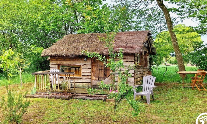 Montenay Cottage | Évasion Nature à Deux : Cabane Confortable avec Terrasse Privée et Activités Partagées