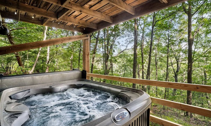 Sleepy Hollow Cabine | Secluded Cabin: Hot Tub, Huge Deck, Fire Pit, WiFi