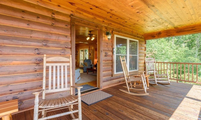 Todd Cabine | 3BR Log Cabin, Big Views, Hot Tub, Fire Pit, Master on Main, 8 Miles to Boone, Minutes to Hiking / Rafting