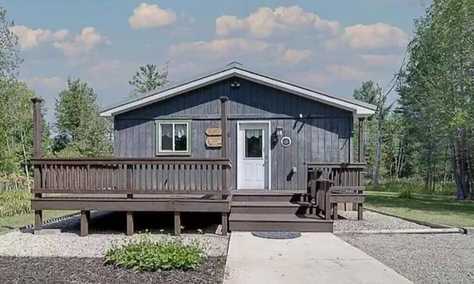 Ingalls Cabine | Secluded Cabin on 40 acres with a hot tub.